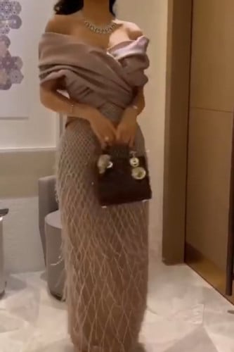 فستان سهرات بتطريزات متعرجة مع فتحة ساق خلفية