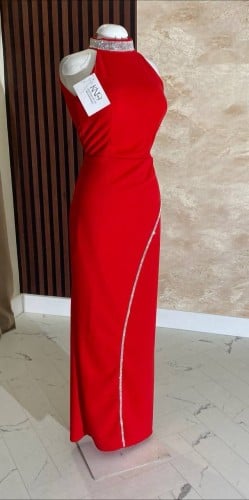 فستان احمر بخط كريستال