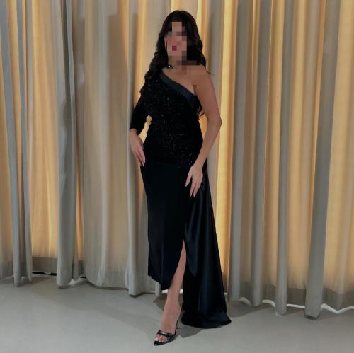 فستان سهرة أسود بقصة غير متماثلة وتطريز يدوي – أنا...