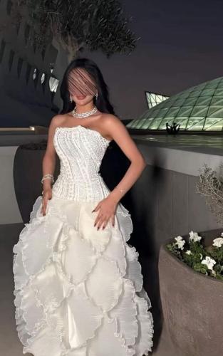 فستان سهرة أبيض فخم بكورسيه مطرز وتنورة كشكش ناعمة