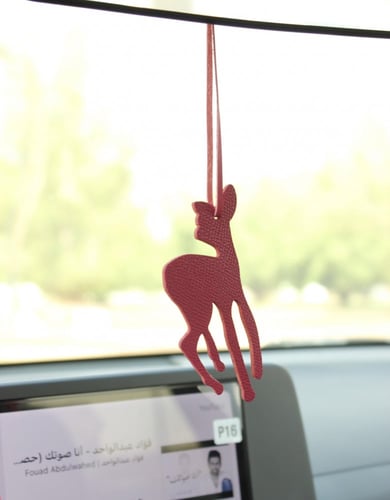 تعليقة جلديه غزال