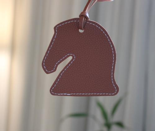 تعليقة جلد شكل حصان