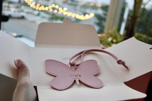 تعليقة جلد شكل فراشة