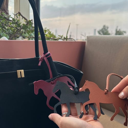 تعليقة جلد شكل حصان