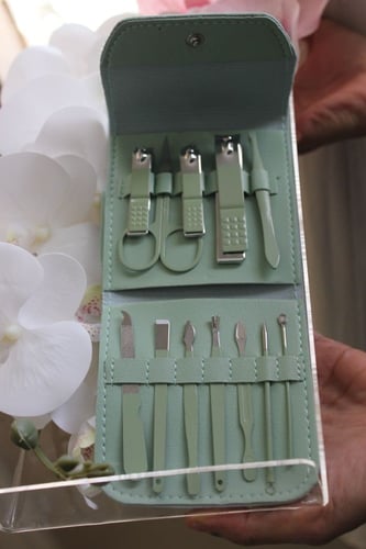 محفظة جلدية تحتوي على 12 مقص للاظافر مع كتابة الاس...