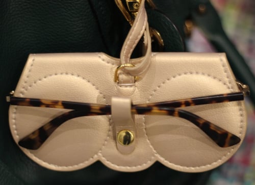 حامل نظارات ذهبي من الداخل قماش يحمي النظاره من ال...