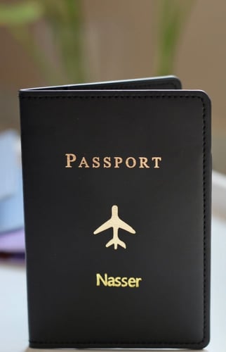 غلاف جواز سفر جلد مع كتابة الأسم