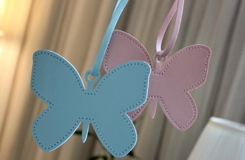 تعليقة جلد شكل فراشة