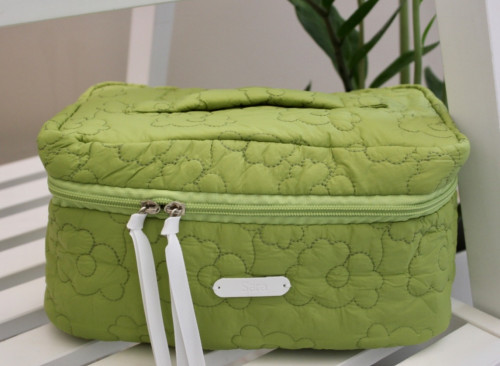 شنطة متعددة الاستعمالات خضراء مع كتابة الأسم