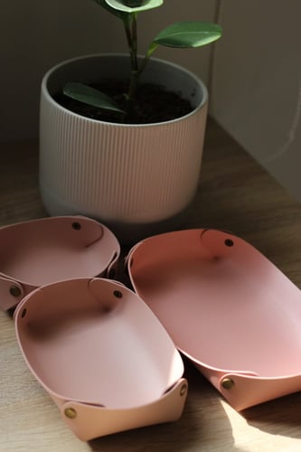 سلة جلد لمكتبك او منزلك او توزيعات بالأسم اوالأحرف...