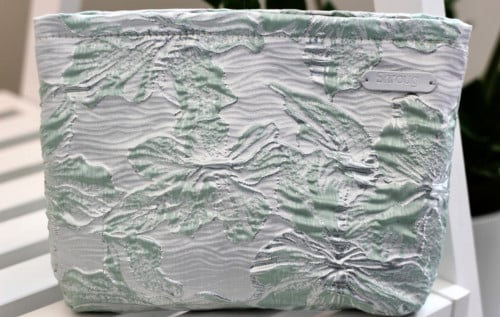 شنطة متعددة الاستعمالات مشجرة اخضر مع كتابة الأسم