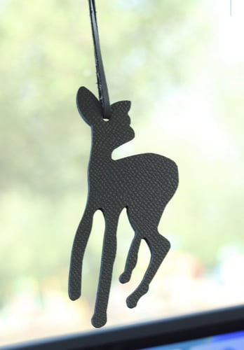 تعليقة جلديه غزال