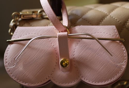 حامل نظارات وردي من الداخل قماش يحمي النظاره من ال...