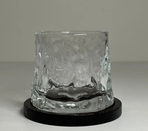 كوب رقاص ثلجي مع قاعدة خشبية