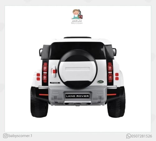 لاند روفر دفندر كبير أبيض مع لوحة باسم المولود