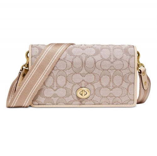 شنطة نسائية من ماركة كوتش