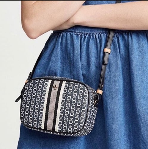 شنطة من ماركة توري بورش