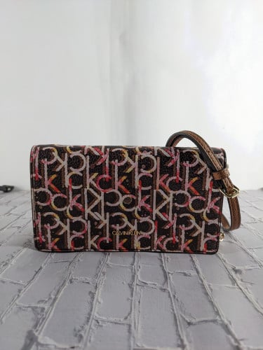 مواصفات كالفن كلاين شنط يد مطبوعة برسومات بنية ورد...