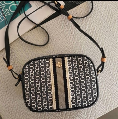 شنطة من ماركة توري بورش