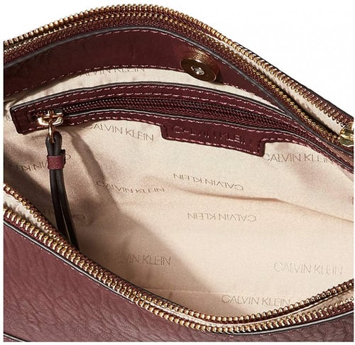شنطة نسائية من كالفن كلاين