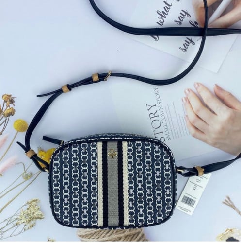 شنطة من ماركة توري بورش