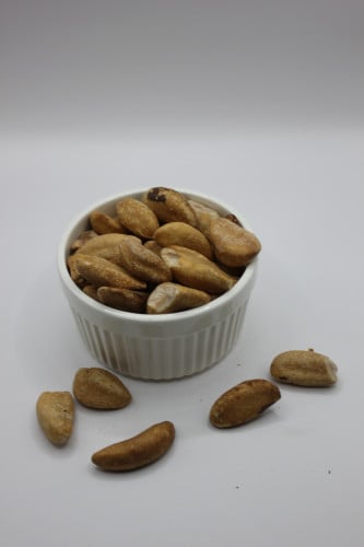 لوز برازيلي محمص