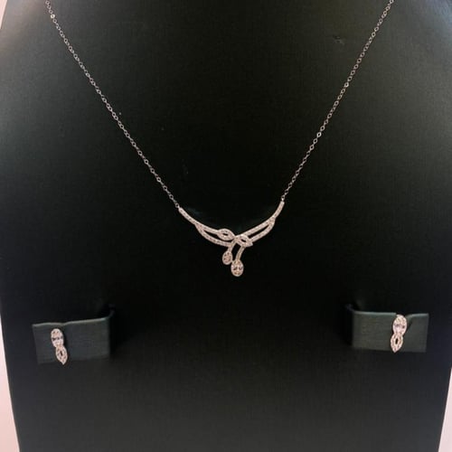 طقم ابيض تصميم الماس عيار 18