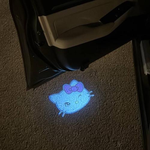 بروجكتر لباب السيارة بعدسة ( هيلو كاتي مع غمزه )