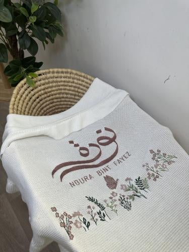 بطانية مواليد مع تطريز الاسم بتصميم فراشه