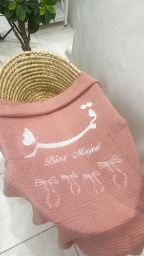 بطانية مواليد مع تطريز الاسم بتصميم فيونكات