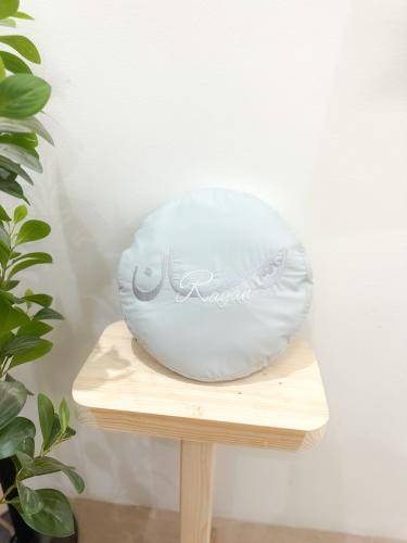 مخدة دائرية مطرزة