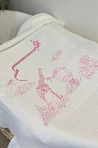 Births blanket with embroidery of the name in a distinctive design
