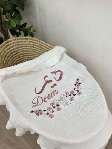 بطانية مواليد مع تطريز الاسم بتصميم ورود