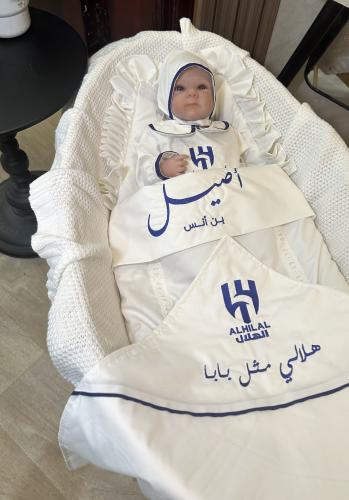 طقم مواليد بتصميم الهلال