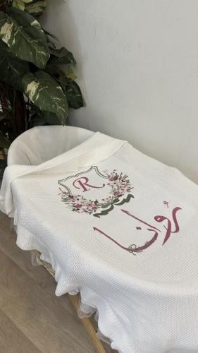 Births blanket with embroidery of the name in a distinctive design
