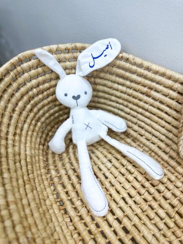 دمية أرنب مع تطريز