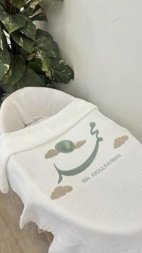 Births blanket with embroidery of the name in a distinctive design