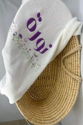 بطانية مواليد مع تطريز الاسم بتصميم ورود