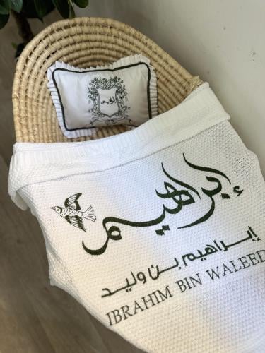بطانية مواليد مع تطريز الاسم بتصميم طير