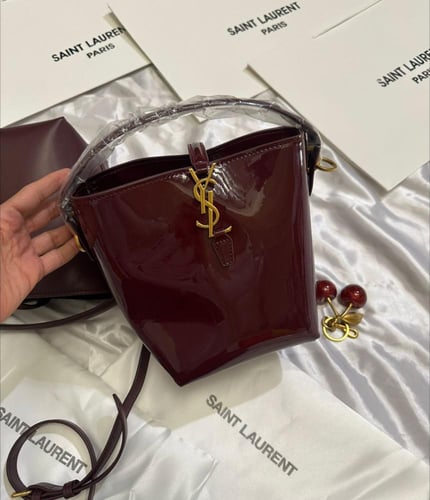 سان لوران مع ميدالية كرز