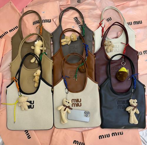 ميو ميو مع ميدالية