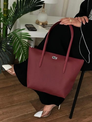 لاكوست مقاس وسط و كبير