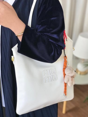 ميو ميو مع ميدالية