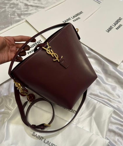 سان لوران مع ميدالية كرز