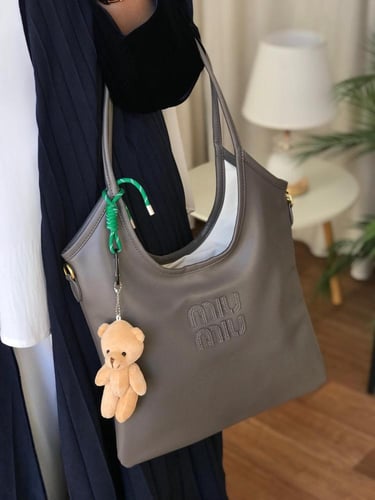 ميو ميو مع ميدالية