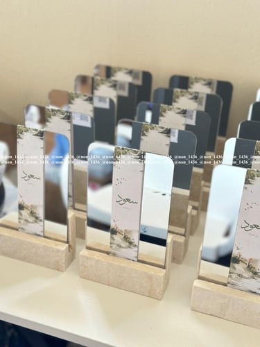 مرايا بقاعدة رخام مع الثيم