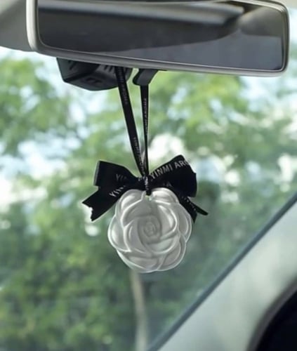 بوكس فواحة وردة شانيل مع اسم بارز و شريطة