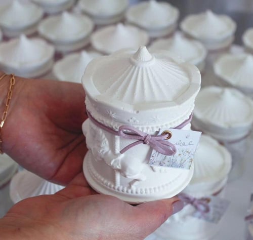 علب كاروسيل الأحصنة مع الثيم