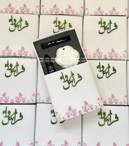 بوكس فواحة وردة شانيل مع اسم بارز و شريطة