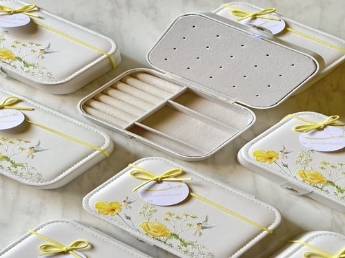 حقيبة كبيرة للمجوهرات والساعات مع لوقو الأسم